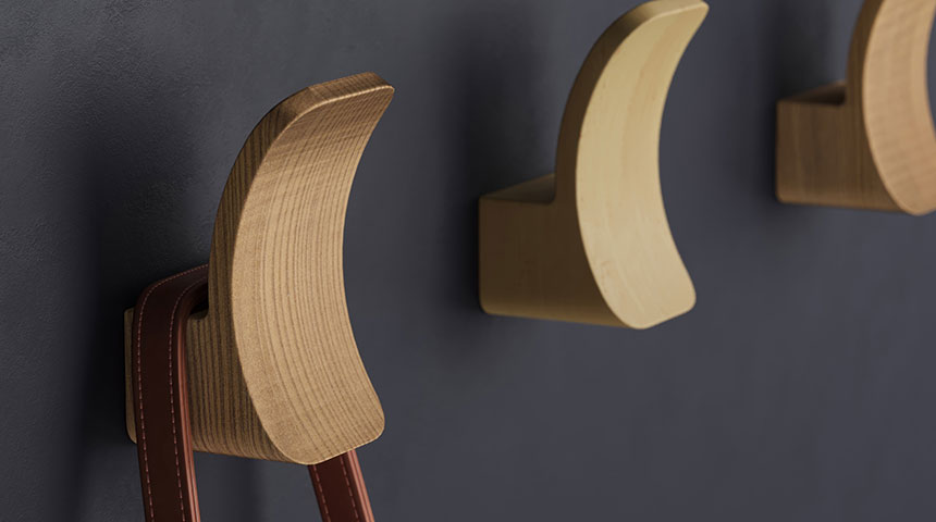 Loop Holzhaken aus Eiche mit Tasche an der Wand