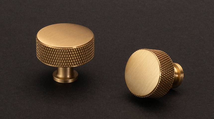 Messingknauf Modell Remy mit geriffeltem Rand im eleganten Design
